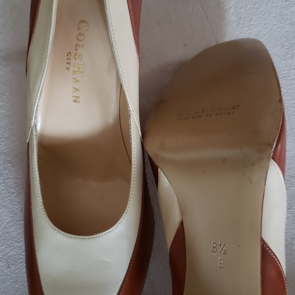 COLE HAAN Two-Tone Pump - Picture 4 of 6